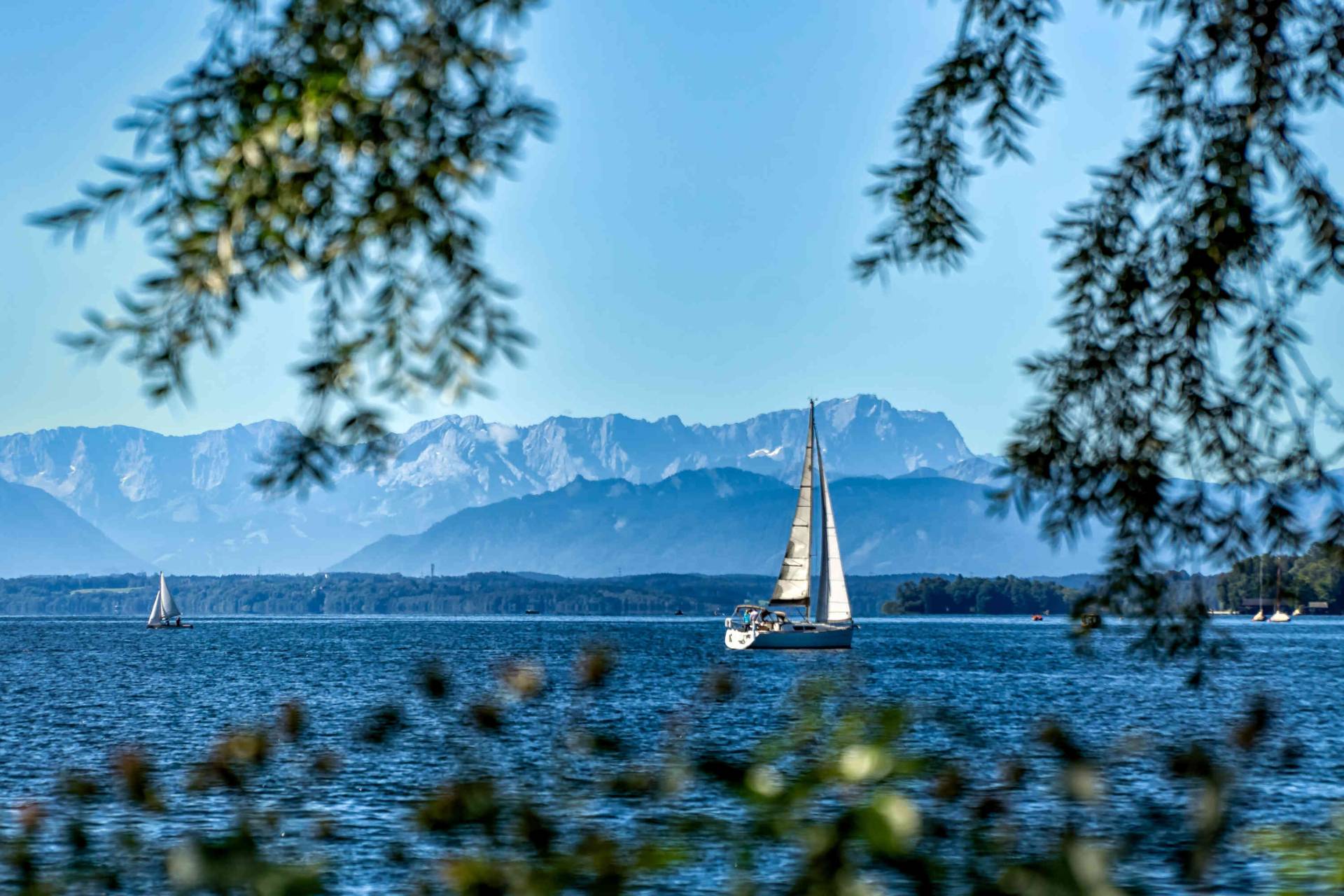 Segelboote auf dem Starnberger See mit Alpenpanorama